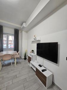 een woonkamer met een flatscreen-tv aan de muur bij La Dolce Vita apartment in Rome in Rome