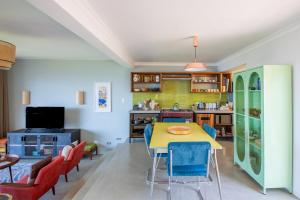 Mossel Bay的住宿－Cape St. Blaize，用餐室配有黄色的桌子和椅子