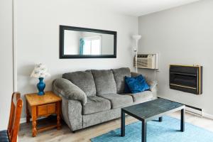 un soggiorno con un divano e un tavolo di Coral Villa @ The Reef a Chincoteague