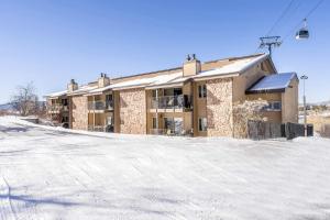 un edificio en la nieve con un remonte en Ski Inn, en Steamboat Springs