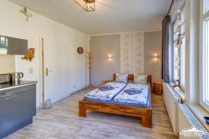 Ένα ή περισσότερα κρεβάτια σε δωμάτιο στο Auszeit-im-Harz Haus 1 Wohnung Hexenstübchen