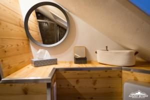 een badkamer met een wastafel en een spiegel bij Auszeit-im-Harz Haus 3 Wohnung 8 in Braunlage +41 foto's