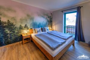 um quarto com uma cama com um quadro na parede em Auszeit-im-Harz Haus 5 Wohnung 23 em Stiege