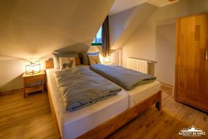 - une chambre avec un grand lit dans l'établissement Auszeit-im-Harz Haus 5 Wohnung 31, à Stiege