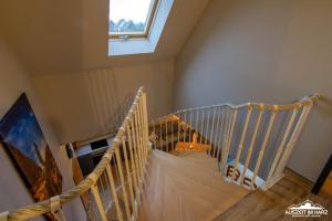 - un escalier en bois dans une chambre avec fenêtre dans l'établissement Auszeit-im-Harz Haus 5 Wohnung 31, à Stiege