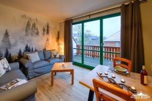 una sala de estar con un sofá y una mesa en Auszeit-im-Harz Haus 5 Wohnung 33, en Stiege 7 fotos más