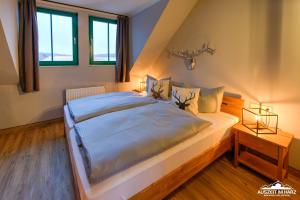 - une chambre avec un grand lit dans l'établissement Auszeit-im-Harz Haus 5 Wohnung 33, à Stiege
