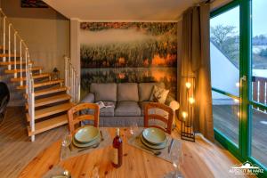 una sala de estar con un sofá y una mesa en Auszeit-im-Harz Haus 5 Wohnung 35, en Stiege 9 fotos más