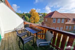 - Balcón con sillas, mesa y mesa en Auszeit-im-Harz Haus 5 Wohnung 35, en Stiege