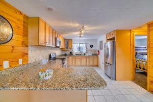 Fotografie z fotogalerie ubytování 6 Mi to Jack Frost Ski! Lakefront Cabin with Hot Tub v destinaci White Haven