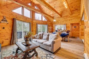 Fotografie z fotogalerie ubytování 6 Mi to Jack Frost Ski! Lakefront Cabin with Hot Tub v destinaci White Haven