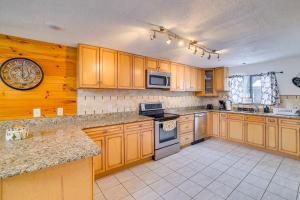 Fotografie z fotogalerie ubytování 6 Mi to Jack Frost Ski! Lakefront Cabin with Hot Tub v destinaci White Haven + 27 fotografií