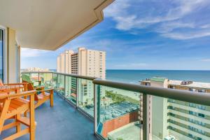 Malibu Pointe 1001 Second row ocean view-Crescent Beach Section的阳台或露台