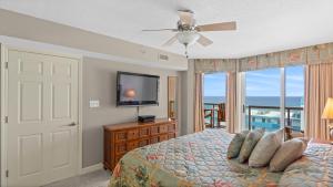 默特尔比奇Malibu Pointe 1001 Second row ocean view-Crescent Beach Section的一间带床和平板电视的卧室