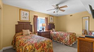 Malibu Pointe 1001 Second row ocean view-Crescent Beach Section客房内的一张或多张床位