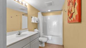 Malibu Pointe 1001 Second row ocean view-Crescent Beach Section的一间浴室