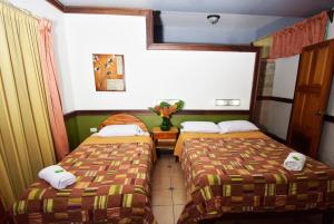 una habitación de hotel con 2 camas en una habitación en HOTEL LA RIVIERA, en Sabalito