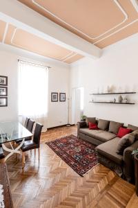 a living room with a couch and a table at Molinari House Lux - Appartamento Elegante in Centro Modena - Free ZTL in Modena