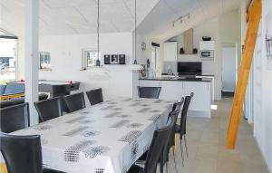 Awesome Home In Haderslev With Wifi في Kelstrup: غرفة طعام مع طاولة وكراسي ومطبخ
