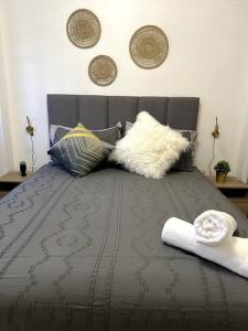 ein Schlafzimmer mit einem Bett mit Kissen darauf in der Unterkunft Cálido Apto en el corazón de Tuc in San Miguel de Tucumán + 21 Fotos