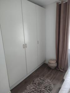a bedroom with white cabinets and a rug at Göteborgs Pärla nr 2 in Gothenburg
