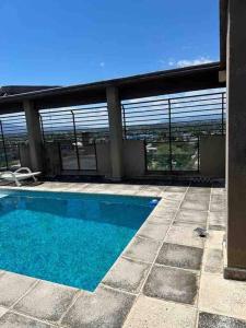 ein Schwimmbad auf dem Dach eines Gebäudes in der Unterkunft Cálido Apto en el corazón de Tuc in San Miguel de Tucumán