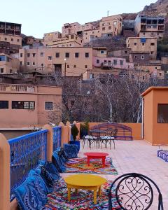 mit Blick auf einen Balkon mit Tischen und Stühlen in der Unterkunft Riad otos views in Imlil