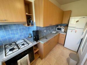 Kuchyň nebo kuchyňský kout v ubytování Duplex vue mer en résidence. + 5 fotografií