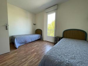 Un pat sau paturi într-o cameră la Duplex vue mer en résidence.