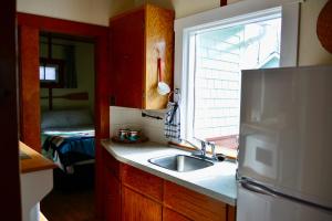 Kuchyň nebo kuchyňský kout v ubytování Banff Beaver Cabins + 8 fotografií