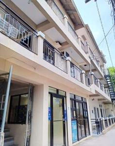 un edificio con balcones en un lateral en MGG CASA DELA PLAYA en Boracay