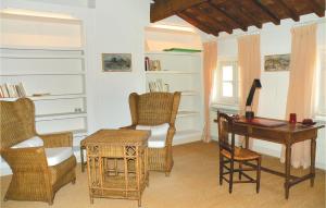 uma sala de estar com uma mesa e uma secretária em Amazing Home In St Didier With 4 Bedrooms And Wifi em Saint-Didier