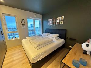 - une chambre avec un grand lit et une table dans l'établissement Efstaleiti 21, à Reykjavik