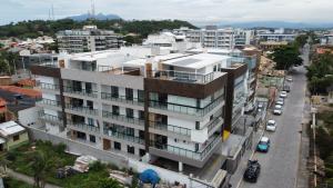 una vista aérea de un edificio en una ciudad en BlueCoast 205 Apartment, en Rio das Ostras