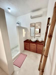 Guest room flor tesisinde bir banyo