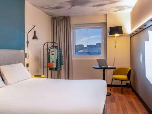 Posteľ alebo postele v izbe v ubytovaní Ibis Malaga Centro Ciudad + 37 fotografií