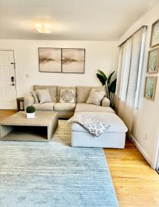 Ruang duduk di Stylish Evergreen Apartment By Newark Airport