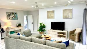 Uma TV ou centro de entretenimento em Privacy on Ti Tree