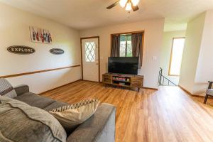 Una televisión o centro de entretenimiento en Tribesman #21 Kay-Ker Bakers Cabin - on Table Rock Lake