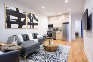 uma sala de estar com um sofá e uma mesa em 7-2 2BR 1Bath in Prime Park Slope em Brooklyn