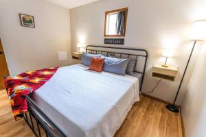 Una cama o camas en una habitación de Tribesman #21 Kay-Ker Bakers Cabin - on Table Rock Lake 12 fotos más