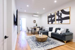 Ruang duduk di 7-2 2BR 1Bath in Prime Park Slope