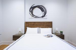 sypialnia z białym łóżkiem i lustrem w obiekcie 7-2 2BR 1Bath in Prime Park Slope w mieście Brooklyn