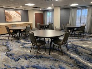 una sala de conferencias con mesas y sillas sobre una alfombra en Hotel Luna, en Albany