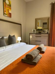 1 dormitorio con 1 cama grande y toallas. en Sliema Aqualuna Premium Apartment en Sliema
