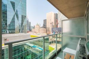 balkon z widokiem na miasto w obiekcie RivetStays - The Yonge w mieście Toronto