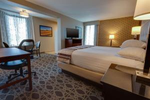 Pokój hotelowy z dużym łóżkiem i biurkiem w obiekcie Drury Inn & Suites Hayti Caruthersville w mieście Hayti