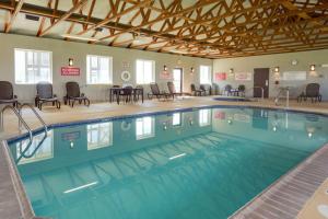 a large swimming pool with chairs and tables at Drury Inn & Suites Hayti Caruthersville in Hayti