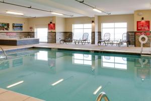 una gran piscina con sillas y mesas en Drury Inn & Suites Dallas Frisco, en Frisco