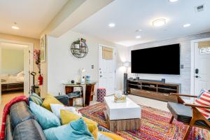 银泉Pet-Friendly DC Area Condo with Yard!的配有沙发和平板电视的客厅